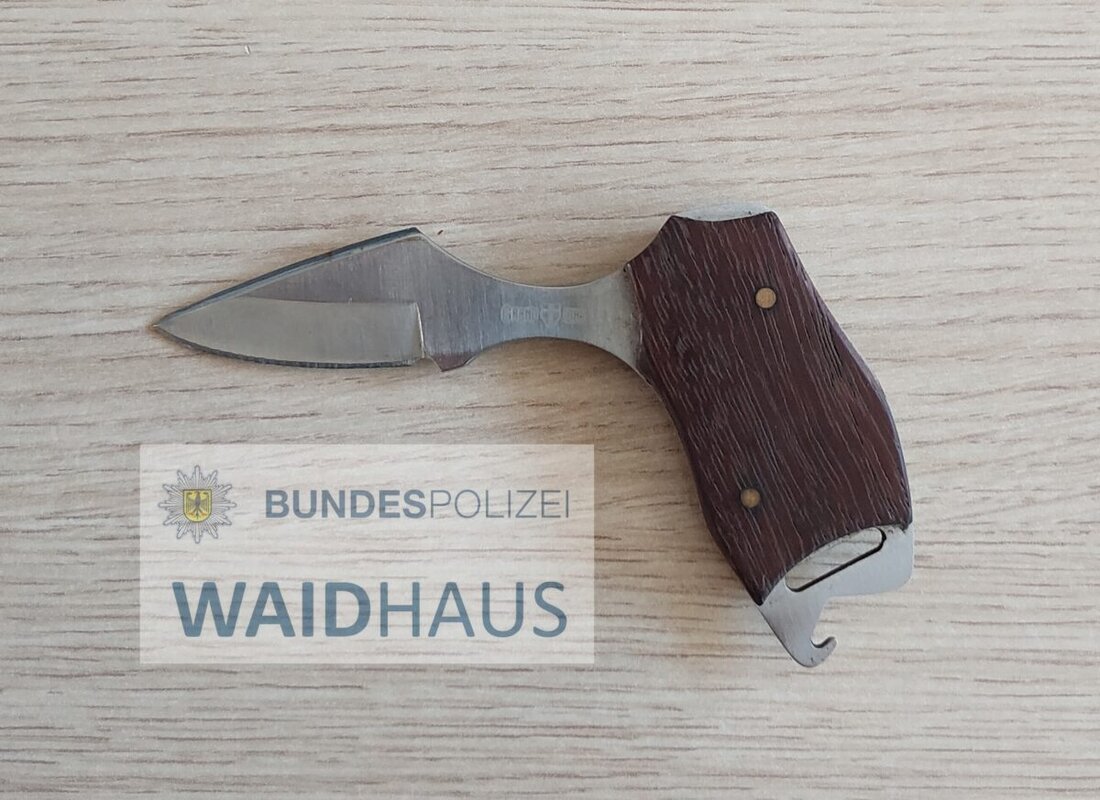 Waidhaus. Fahnder der Waidhauser Bundespolizei beschlagnahmten am 19. August 2025 ein Faustmesser bei einem Ukrainer, der keine entsprechende Erlaubnis vorweisen konnte. Das Verbotene Messer wurde an der Kontrollstelle Autobahn A6 gefunden und führte zu einer Anzeige wegen Verstoßes gegen das Waffengesetz.