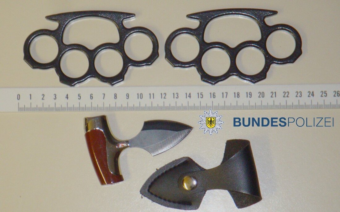 Waldsassen. Ein junger Augsburger (21) versuchte illegale Waffen über die Grenze zu schmuggeln. Sichtlich nervös wurde er, als ihn Zivilfahnder der Bärnauer Bundespolizei kontrollierten. Zivilfahnder der Bärnauer Bundespolizei kontrollierten in [&hellip;]