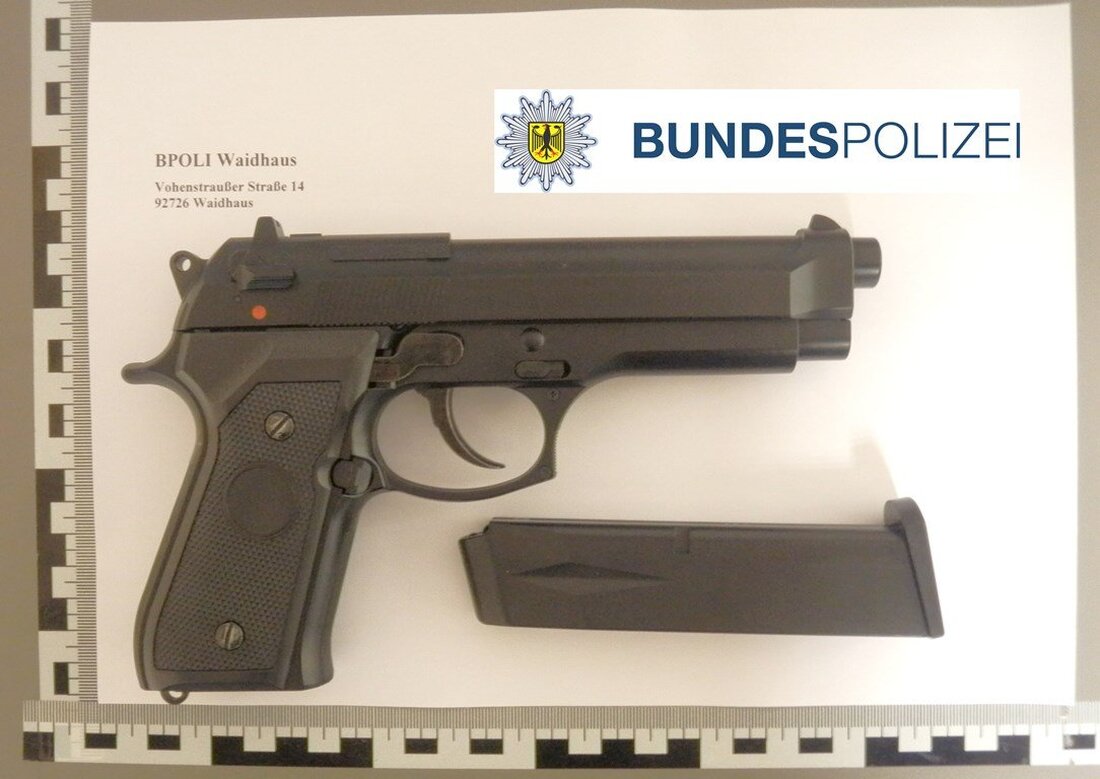 Waidhaus. Bei einer gemeinsamen Kontrolle der Bundes- und Landespolizisten kam eine Federdruckpistole zum Vorschein. Dabei lag diese griffbereit und geladen im Handschuhfach des Rumänen.  In einer gemeinsamen Kontrollstelle entdeckten die [&hellip;]