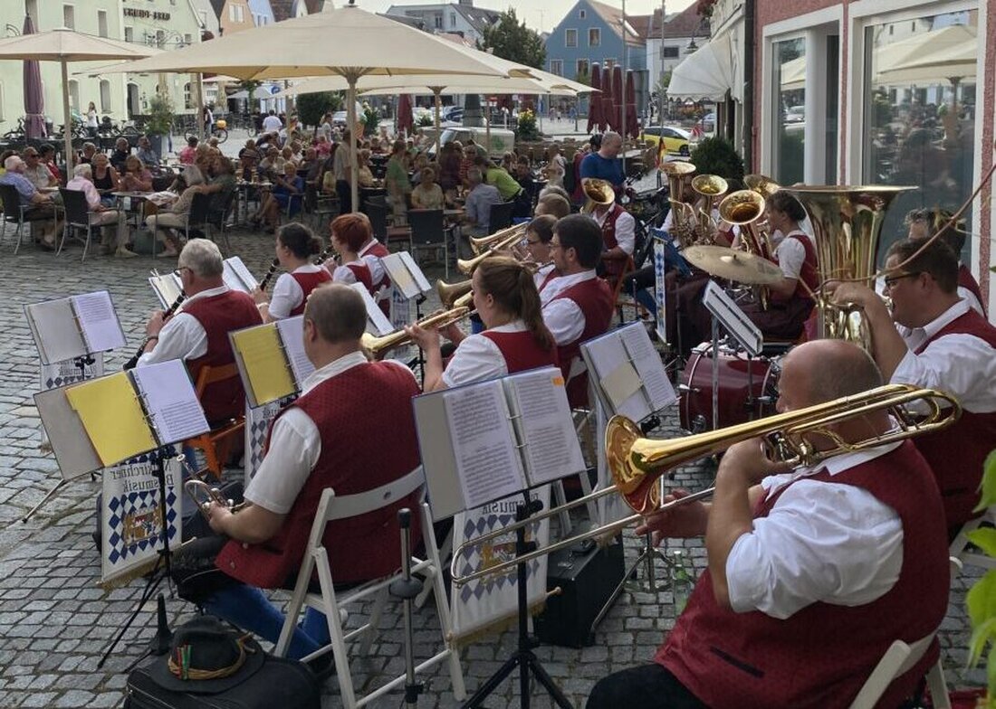 Schwandorf. In den Sommerferien laden die Feierabend Klänge zu stimmungsvoller Open-Air-Musik auf den oberen Marktplatz ein, mit Blaskapellen und Akkordeonspieler Igor Kvashevich ab 18 Uhr bei freiem Eintritt.
