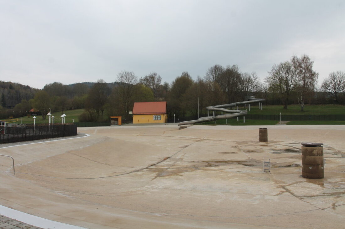 Waidhaus. Der Marktgemeinderat bestätigte am Montag, 13. April, die bewährten Öffnungszeiten und Gebühren der Freizeitanlage Bäckeröd. Neu ist ein Feierabendtarif. Zudem wird die defekte Sirene in Reichenau ersetzt.
