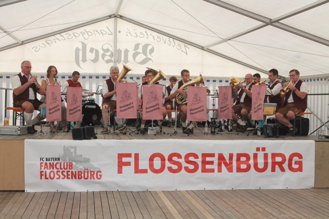 Flossenbürg. Die Kirwa liefert wieder beste Stimmung, volle Zelte, Blasmusik von der Flossenbürger Blaskapell’n bis zu den Hulzstoussboum und viel Prominenz. Ab zehn Uhr lockten Losstand, Entenbraten und Familienprogramm.