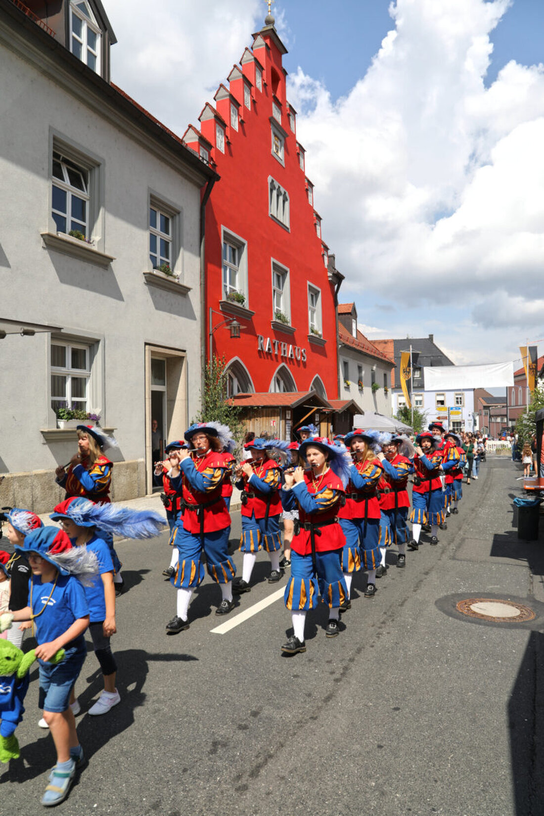 Erbendorf. Bei schönstem Wetter und perfekten Temperaturen verwandelte sich das Herz der Stadt Erbendorf am Samstag in eine lebendige Festmeile. Das 25. Erbendorfer Bürgerfest bot ein abwechslungsreiches Programm für Groß und Klein. Es war ein rundum friedliches und fröhliches Fest bis spät in die Nacht hinein.