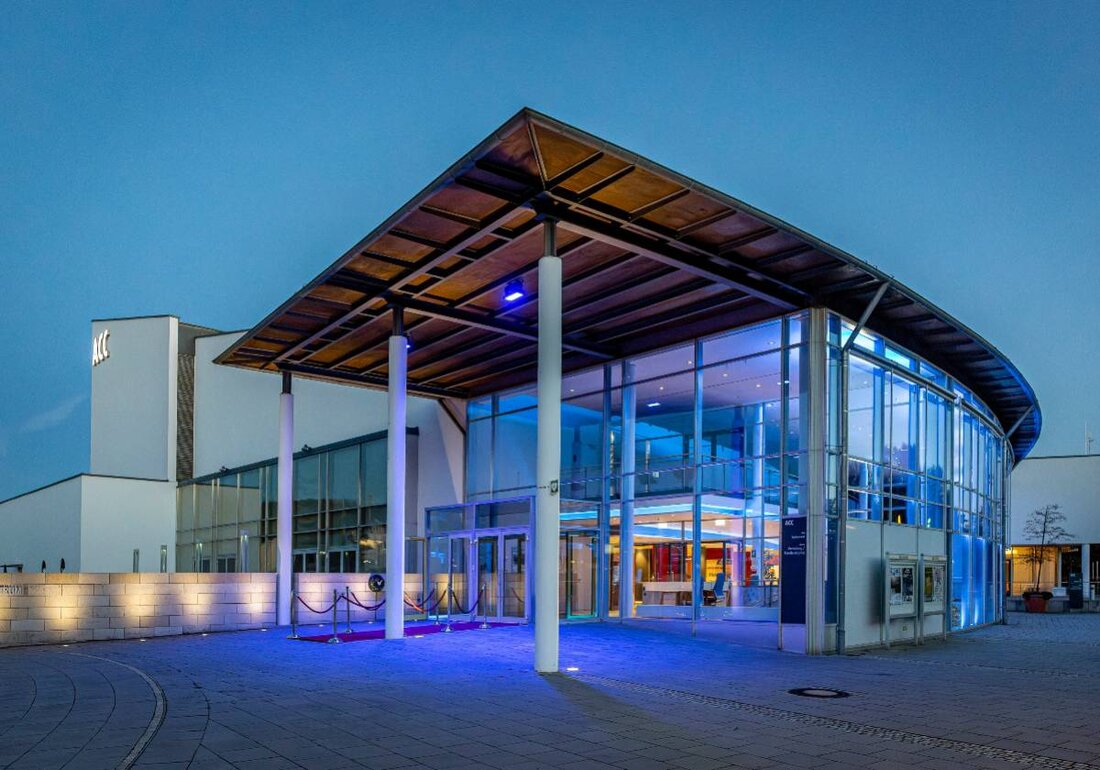 Amberg. Amberger Congress Marketing präsentiert im Amberger Congress Centrum in Amberg ein festliches Programm und setzt damit ein kulturelles Zeichen für die Stadt. Wer dabei sein will, sichert sich sein Ticket bequem online über okticket.de und erlebt Kultur am Puls von Amberg.