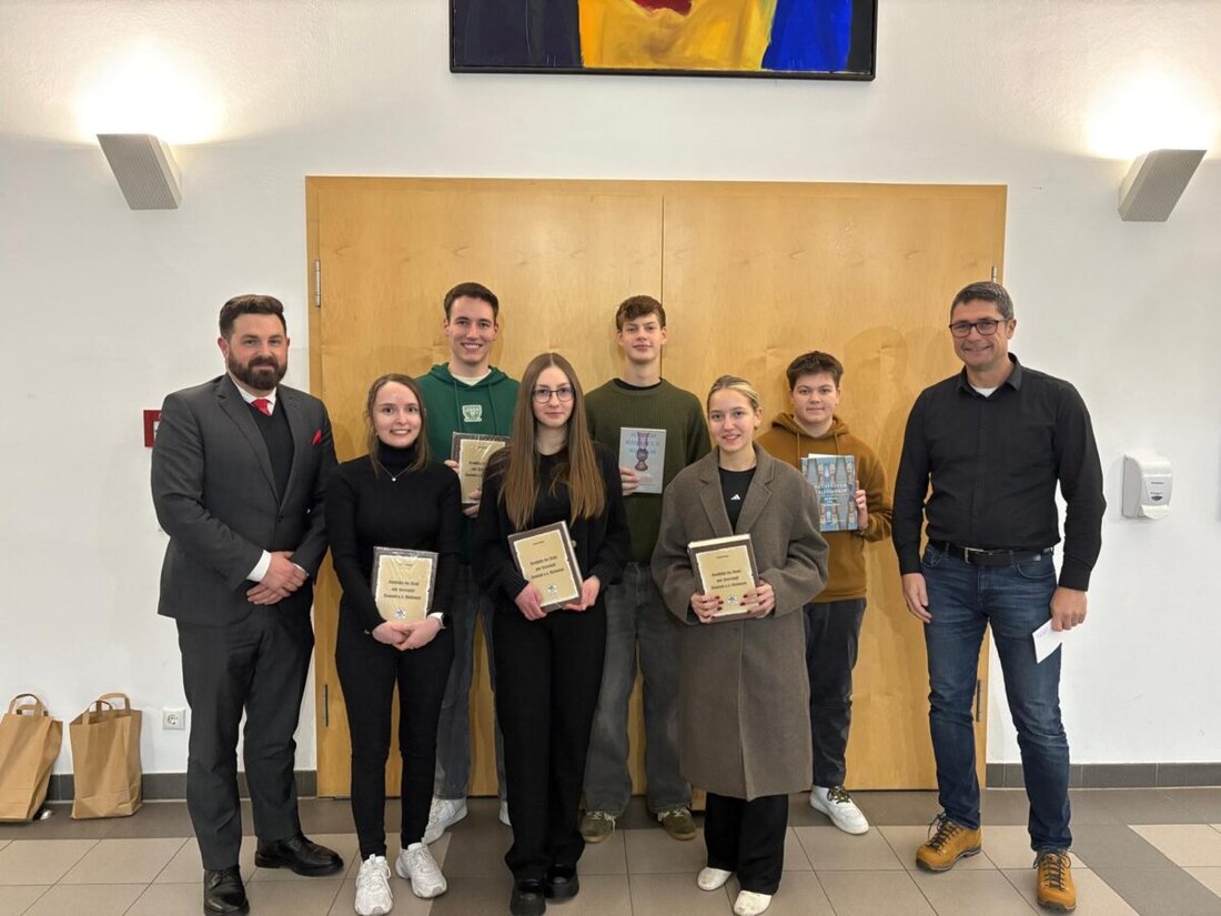 Neustadt/WN. Die Stadt hat ihre besten Schülerinnen und Schüler des vergangenen Schuljahres in der Stadthalle geehrt. Bürgermeister Sebastian Giering und Schulreferent Armin Aichinger überreichten Auszeichnungen an sechs Talente.