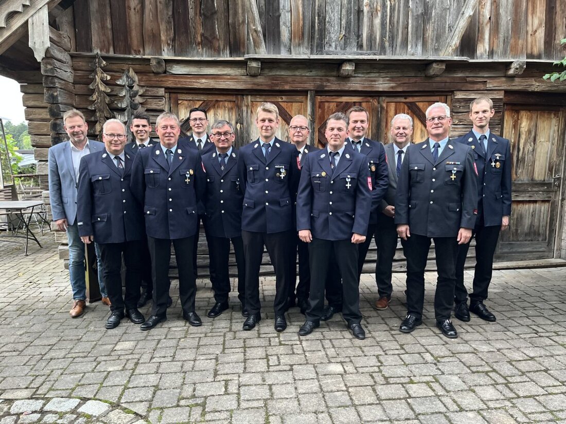 Freudenberg. Feuerwehrmänner wurden für 25 und 40 Jahre Dienst mit staatlichen Ehrenzeichen ausgezeichnet. Landrat und Kreisbrandrat lobten deren ständige Einsatzbereitschaft und Bedeutung für den freiwilligen Dienst.