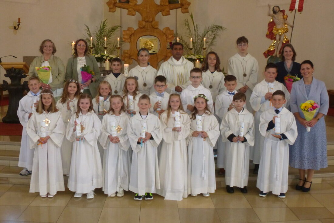 Weiherhammer. 16 Kinder feierten in der Pfarrkirche ihre Erstkommunion, eingebunden in eine liebevoll gestaltete Liturgie. Familien, Tischmütter und die Happy Voices trugen das Fest der Freundschaft mit Jesus.