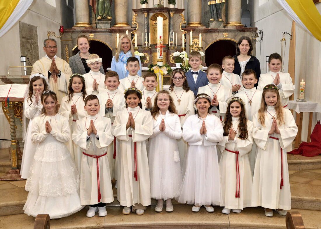 Parkstein. Am 12. April 2026 empfingen in St. Pankratius 19 Kinder die erste heilige Kommunion, zelebriert von Pater Dr. James Mudakodil. Jugendblaskapelle und Kinderchor umrahmten das Fest.