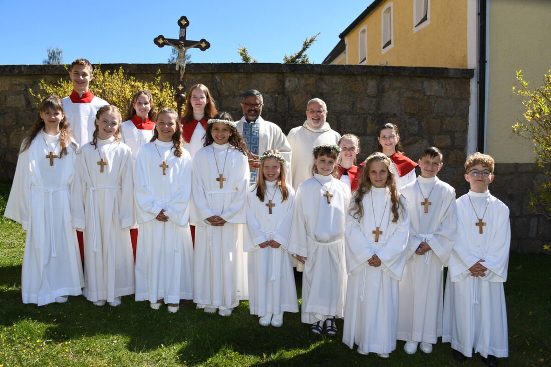 Michldorf. In St. Ulrich feierten am vergangenen Sonntag neun Kinder aus Michldorf, Irchenrieth und Matzlesberg ihre Erstkommunion. Festlich gestaltet mit Einzug, Kerzen an der Osterkerze und berührender Musik.