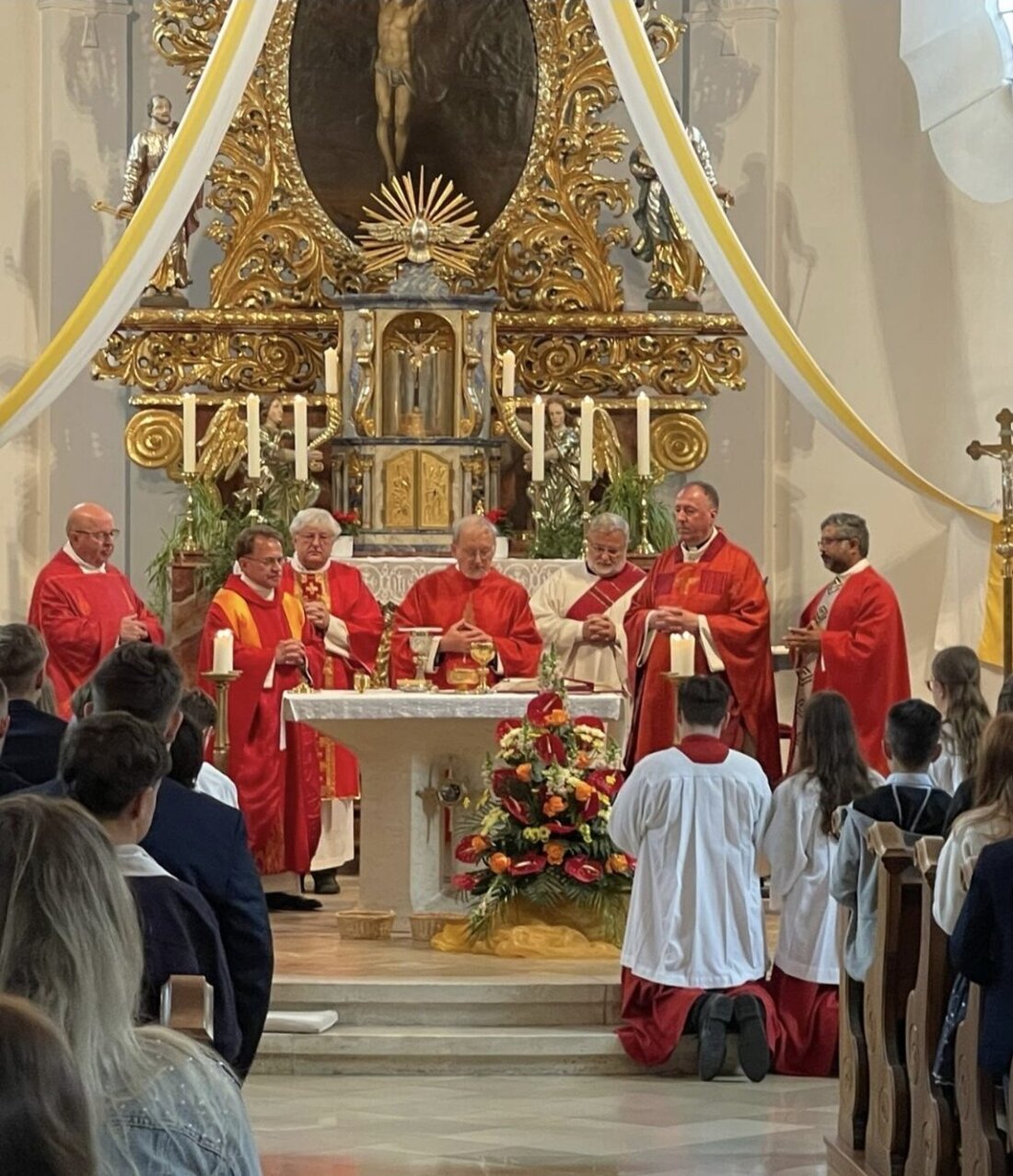 Vohenstrauß. In Waldau empfingen 64 Jugendliche in der Benefiziumskirche St. Johannes Nepomuk das Sakrament der Firmung. Domdekan em. Josef Ammer spendete es im Auftrag von Bischof Rudolf Voderholzer; die Kirche war voll.