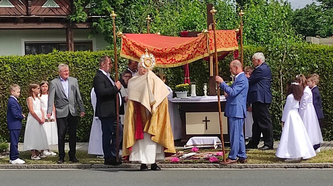 Schlammersdorf. Trotz trüber Prognosen zog die Fronleichnamsprozession feierlich durch den Ort. Pater Hermann Josef trug die Monstranz, Altäre und Blumenteppiche schmückten den Weg, Vereine und Erstkommunionkinder begleiteten.