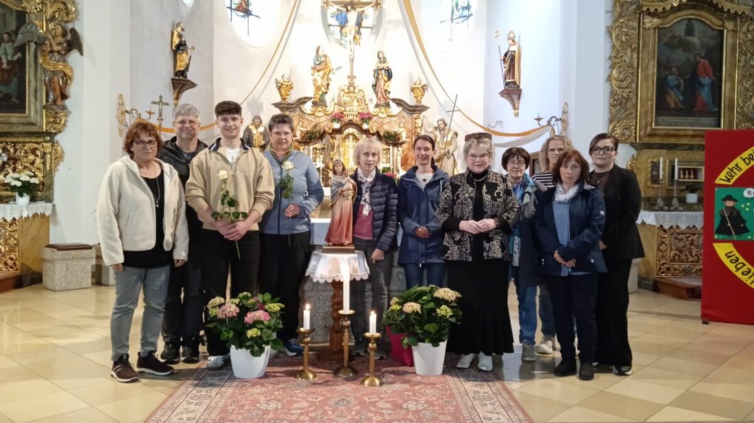 Floß. Der Katholische Frauenbund feierte in St. Johannes der Täufer eine Maiandacht mit prächtig geschmücktem Marienaltar.  