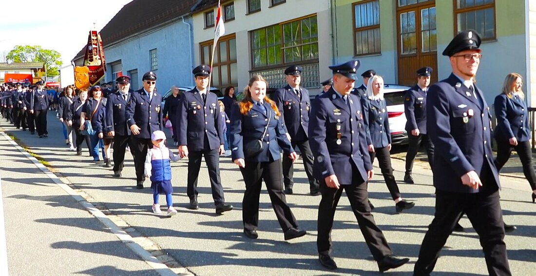 Vohenstrauß. Die Feuerwehren aus Vohenstrauß und Moosbach feiern erfolgreiche Patenschaft mit Festen und Humor während des Patenbittens. Challenges wie Wassertransport mit Muskelkraft und Schubkarrenrennen stärken kollegiales Miteinander.