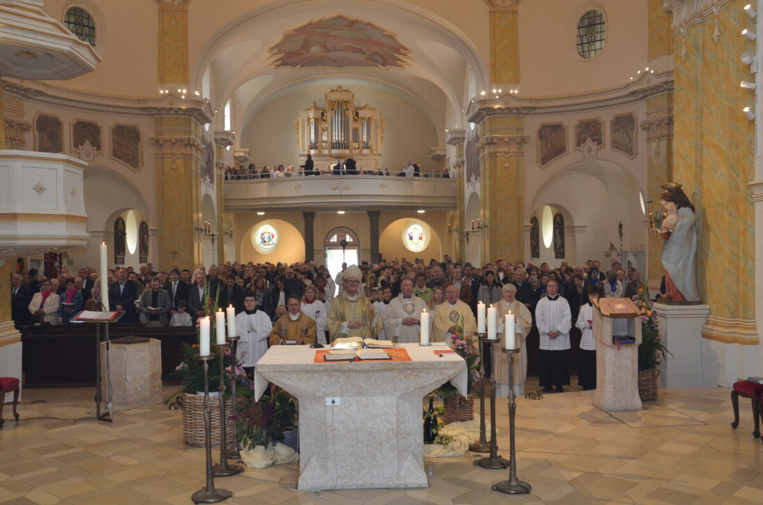 Vohenstrauß. Mit einem festlichen Pontifikalgottesdienst hat die Pfarrei die Innenrenovierung der Pfarrkirche Maria Immaculata gefeiert, zelebriert von Weihbischof Josef Graf und begleitet von Chor und Orchester.