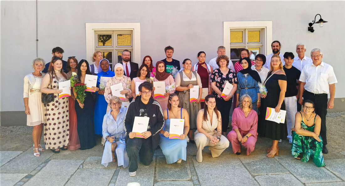 Erbendorf. Im Bürgerhaus hat das Berufsbildungszentrum 40 Absolventen der Pflegeausbildung feierlich verabschiedet. Je 20 schlossen Generalistik und Altenpflegehilfe ab, Ehrengäste und Musik sorgten für einen würdigen Rahmen.