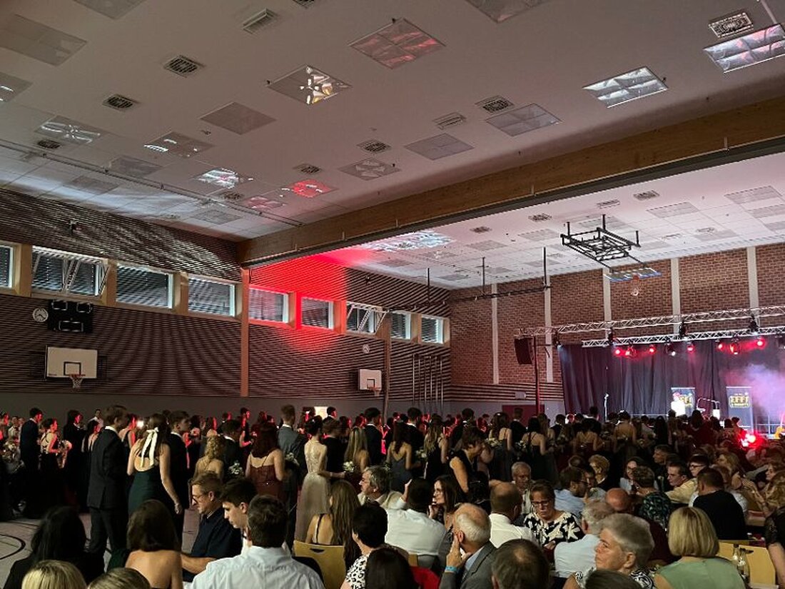 Kemnath. Der Tanzkursabschlussball der Realschule Kemnath markierte den festlichen Höhepunkt für die Zehntklässler. Musik, Tanz und Erinnerungen prägten den stimmungsvollen Abend.