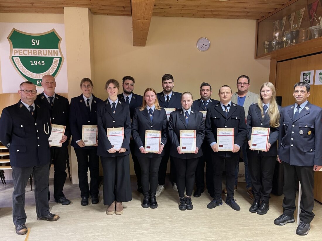 Pechbrunn. Die Feuerwehr Pechbrunn bereitet sich auf ihre 125-Jahr-Feier am 28. und 29. Juni vor, beförderte vor Kurzem mehrere Mitglieder.