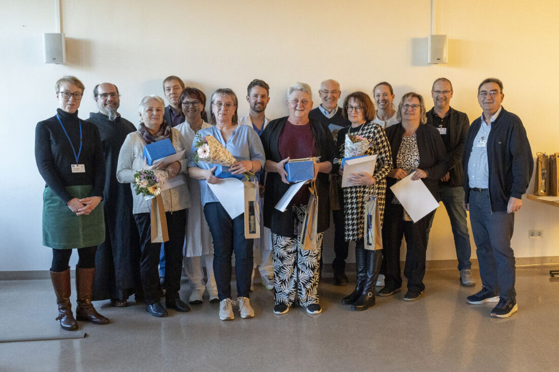 Schwandorf. Im Krankenhaus St. Barbara wurden 71 Mitarbeitende für ihre Treue geehrt – zusammen 1.435 Jahre, mit Jubiläen von zehn bis 45 Jahren. Bei einer Feierstunde gab es Dank, Präsente und Urkunden.