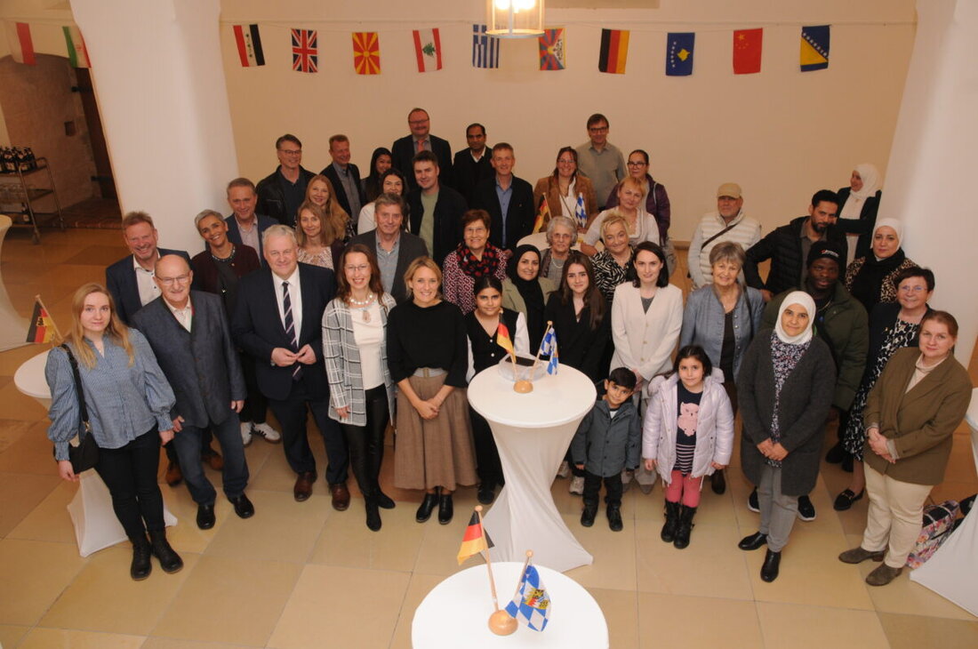 Amberg. Der Landkreis begrüßte seine Neubürger, die in den letzten Monaten die Staatsbürgerschaft erhalten haben. Es gab sogar eine Live-Einbürgerung.