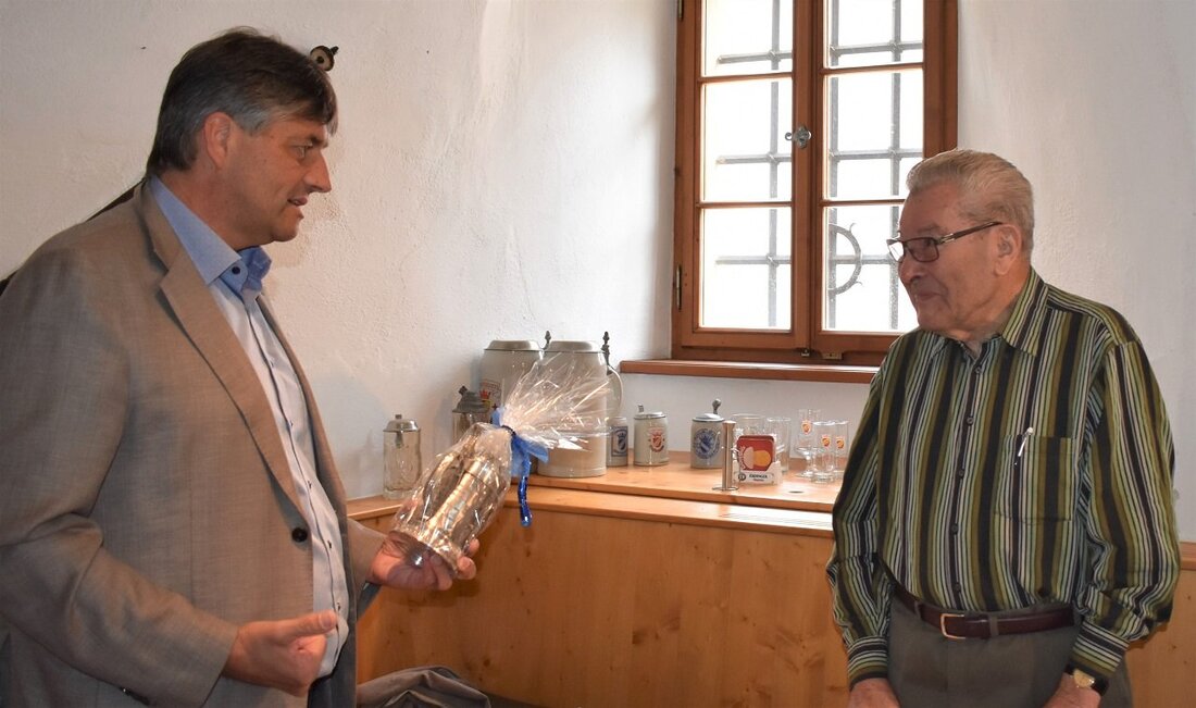 Grafenwöhr. Georg Schwindl arbeitet seit 31 Jahren als Feldgeschworener und war 22 Jahre ihr Obmann. Jetzt löst ihn Josef Kneidl ab. Die Stadt hat Schwindl viel zu verdanken.  Von Renate [&hellip;]