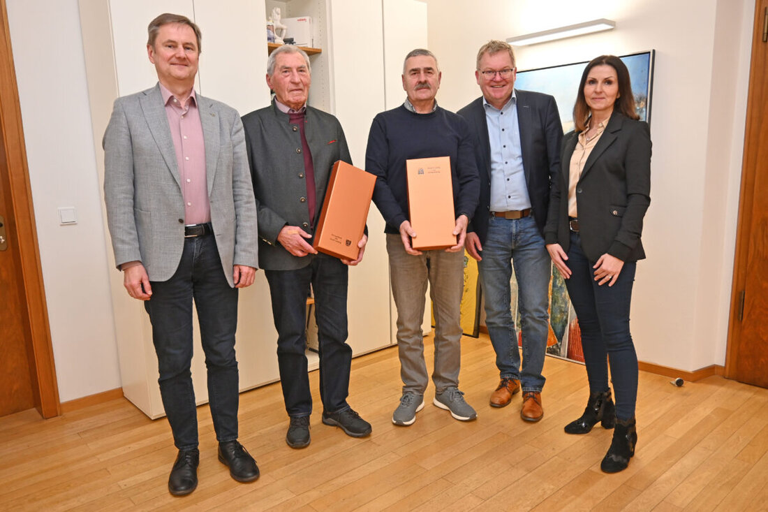 Amberg. Die Feldgeschworenen bestätigten Erwin Graml als Obmann; Manfred Rosenthal ist neuer Stellvertreter. Beim Antrittsbesuch würdigte die Stadt ihre traditionsreiche Arbeit im Grenzwesen.