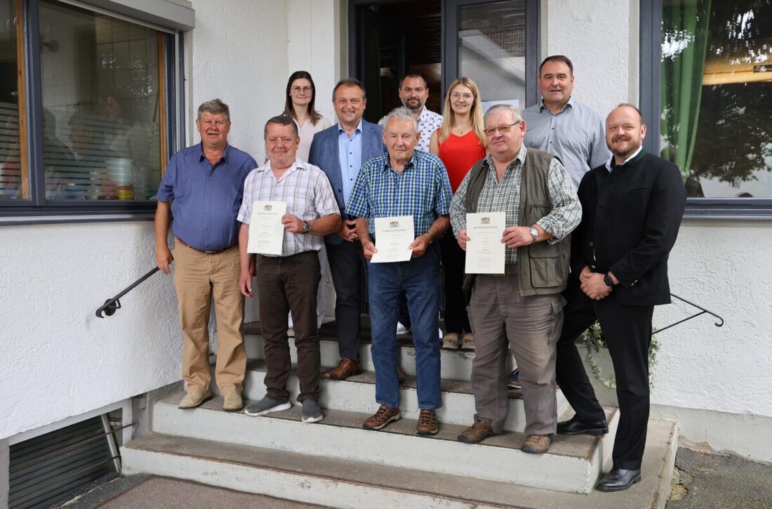 Neustadt/WN. Am 3. Juli wurden im Weißen Rößl langjährige Feldgeschworene für ihre Arbeit als "Hüter der Grenzsteine" geehrt. Sie spielen eine wichtige Rolle bei Grenzfragen und dienen als Bindeglied zwischen Vermessungsamt und Bevölkerung.