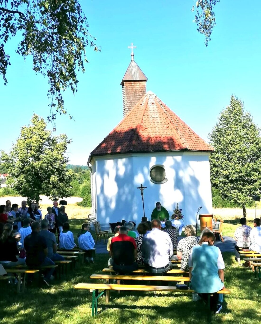Pechbrunn. Gläubige ziehen vom Kardinal-Grillmeier-Platz zur Steinbauernkapelle, wo Pfarrer Robert Ploß den Feldgottesdienst zelebrierte. Der Kirchenchor begleitete die Andacht, danach spendete der Pfarrer den Segen.