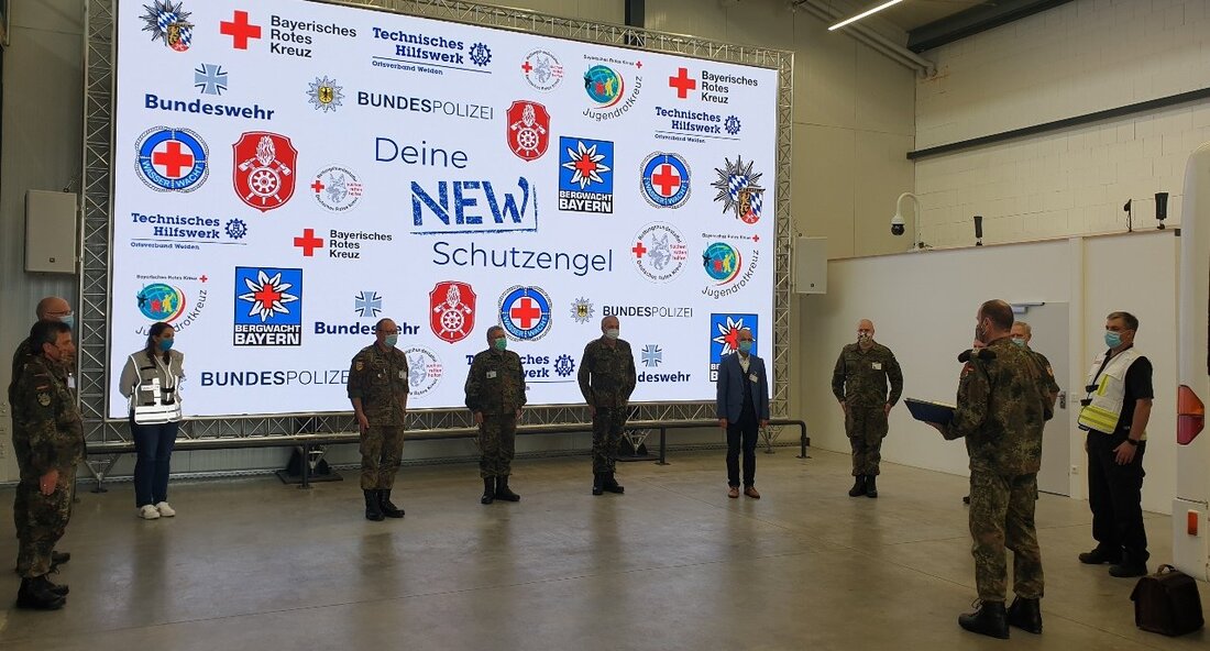 Neustadt/WN. Feier im Lagezentrum Windischeschenbach-Neuhaus: Zwei Hauptfeldwebel sind befördert worden.  Gleich zwei Beförderungen in einer Feier. Am Mittwoch wurden im Lagezentrum Windischeschenbach-Neuhaus zwei Kameraden befördert: Hauptfeldwebel der Reserve Johannes Schlosser [&hellip;]
