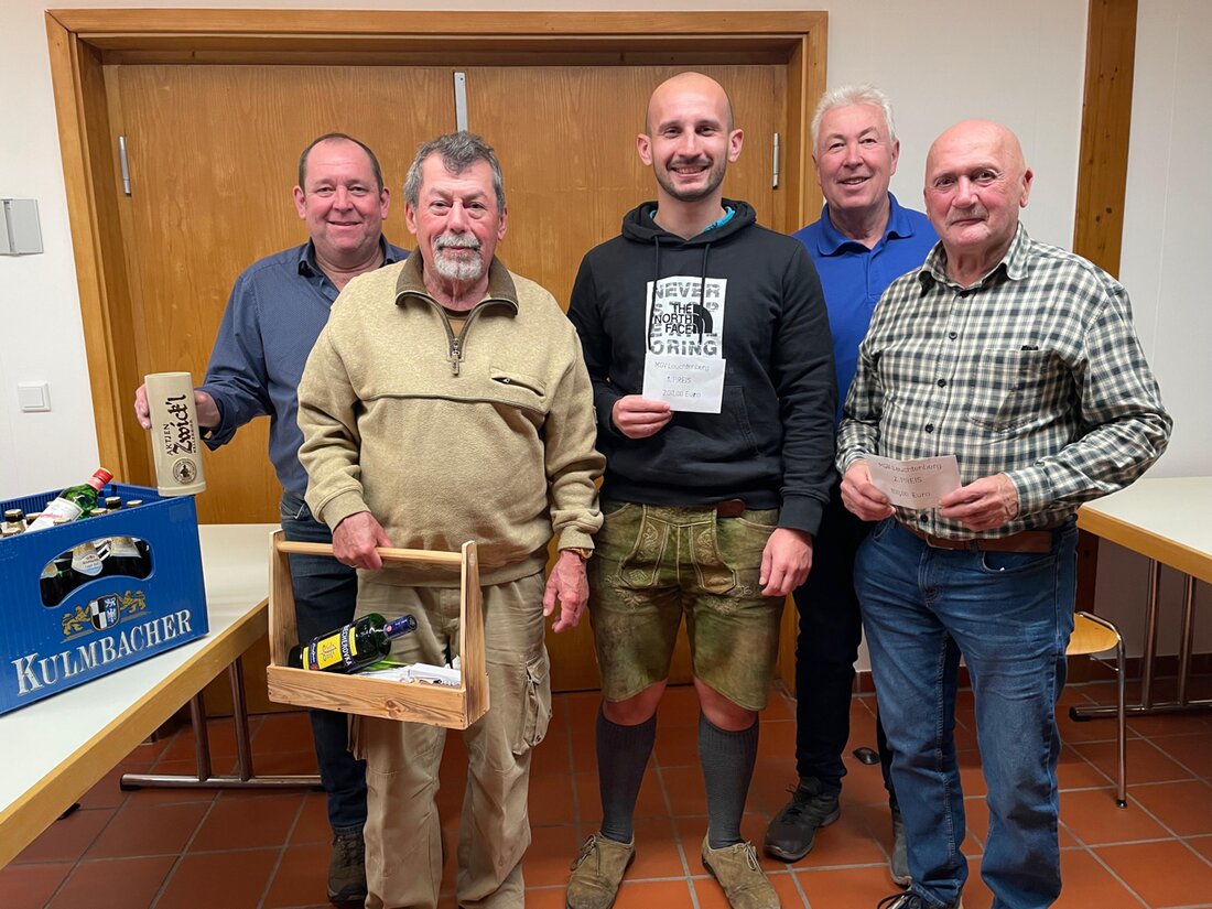 Leuchtenberg. Beim Preisschafkopf des MGV Liederkranz wurde an 14 Tischen um Preise gespielt. Felix Bruckner gewann 200 Euro, Max Grünauer 100 Euro. Norbert Deubzer wählte Sachpreise; fünf Frauen erhielten Blumen.