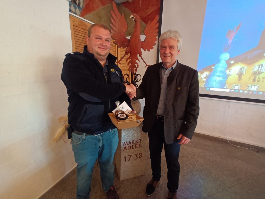 Der Bürgermeister gratuliert Felix Müller zur Verleihung des Bayerischen Feuerwehr-Ehrenkreuzes in Silber und zur Ehrenmitgliedschaft in der Kreisjugendfeuerwehr Neustadt. Müller hat sich durch besondere Leistungen und langjähriges Engagement im Feuerwehrwesen ausgezeichnet.