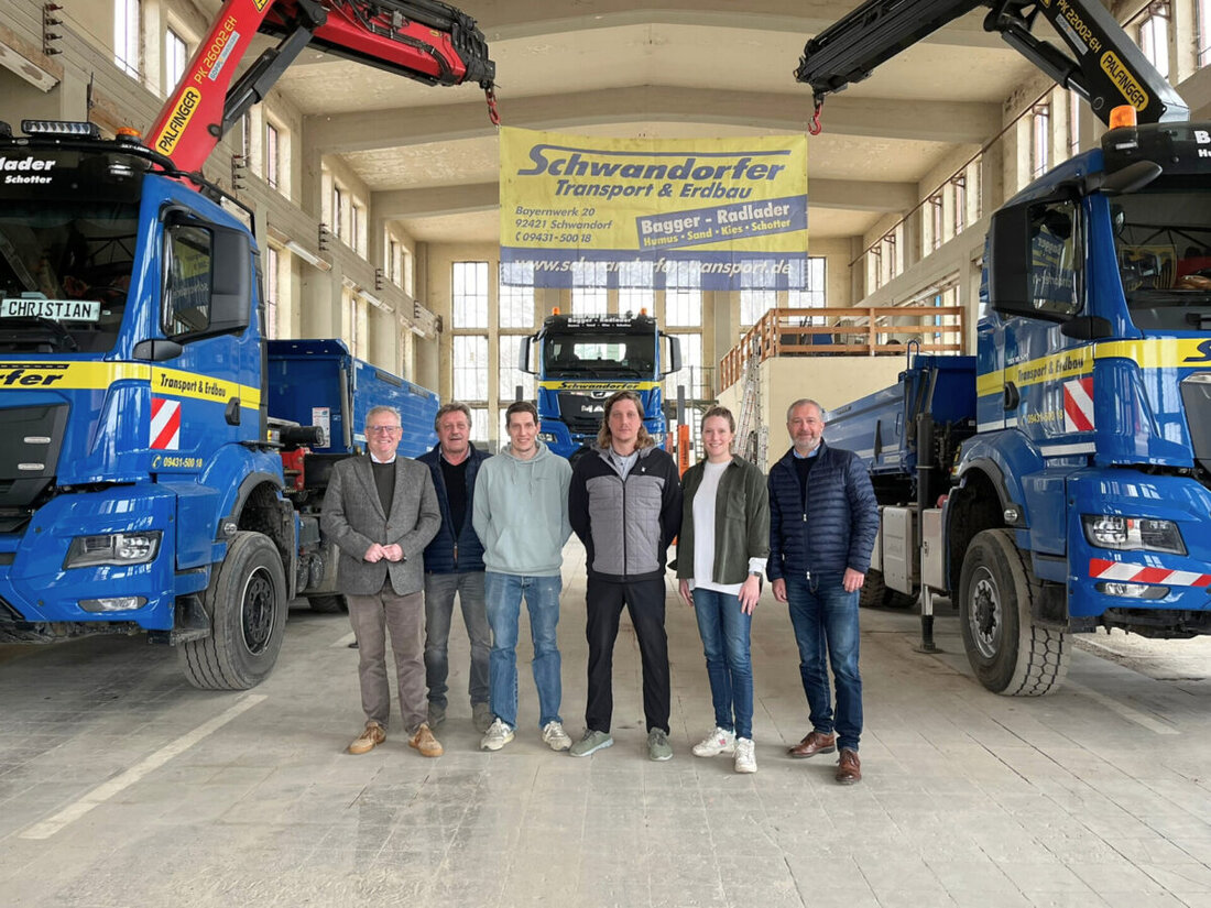 Schwandorf. Oberbürgermeister Andreas Feller besuchte die Schwandorfer Transport und Erdbau GmbH & Co. KG und diskutierte über Branchenchancen und -herausforderungen. Das Unternehmen ist bekannt für seine Baudienstleistungen und ist auch an Großprojekten wie "Stuttgart 21" beteiligt.