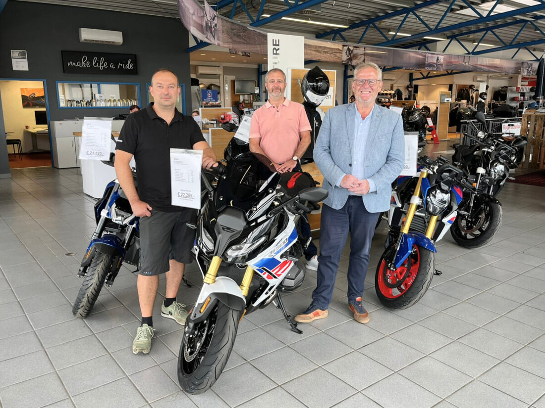 Schwandorf. Oberbürgermeister Andreas Feller besuchte die Zweirad Schißlbauer GmbH, einen führenden Zweirad-Fachbetrieb mit langer Tradition und großer Bedeutung für die Region. Das Unternehmen legt großen Wert auf Ausbildung und bietet ein breites Angebot an Motorrädern, Rollern, Fahrrädern sowie professionellen Werkstattservice.