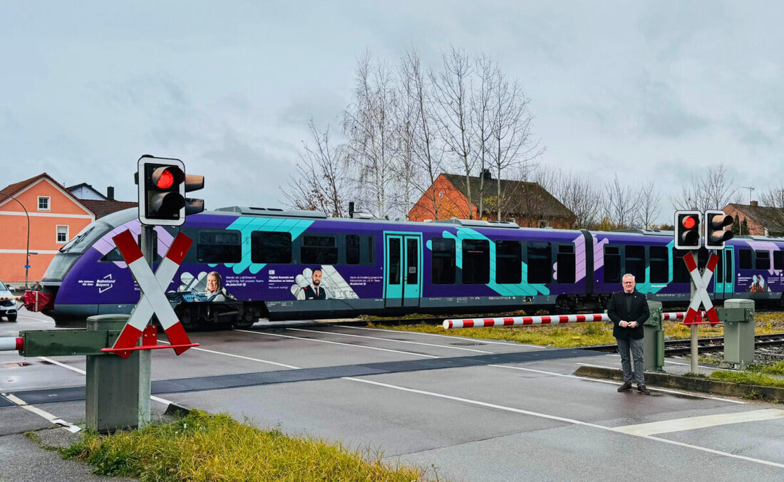 Schwandorf. Nach den wiederholten Problemen am Bahnübergang im Schwandorfer Ortsteil Klardorf hat sich Oberbürgermeister Andreas Feller an die Deutsche Bahn gewandt. Erst vergangene Woche war es zu einer gravierenden Störung gekommen, bei der der Bahnübergang über Stunden unzureichend gesichert war und Polizeikräfte die Absicherung übernehmen mussten.