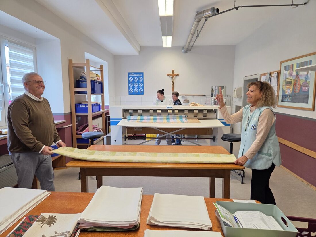 Schwandorf. Oberbürgermeister Andreas Feller half in der Wäscherei des Hauses des Guten Hirten mit und lobte Ausbildung, Präzision und das Engagement der Auszubildenden.