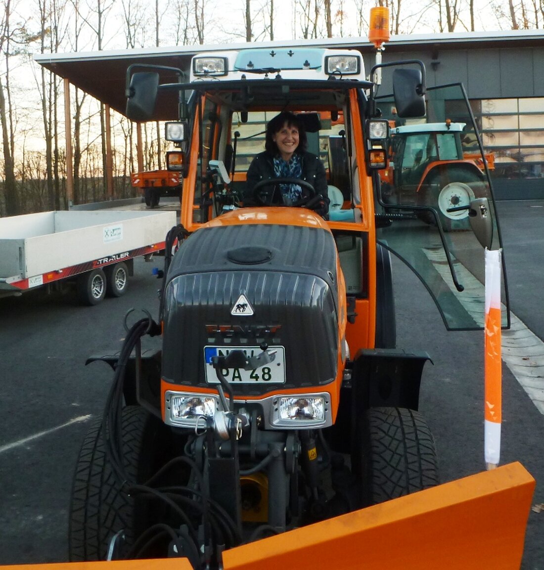 Parkstein. Der Markt Parkstein hat ein neues Pferd im Stall. Seit gestern steht am Bauhof der nagelneue Fendt-Kommunal-Schlepper 208V Vario. Gebracht hat das Gefährt der Geschäftsführer des Raiffeisen-Marktes Waren GmbH [&hellip;]
