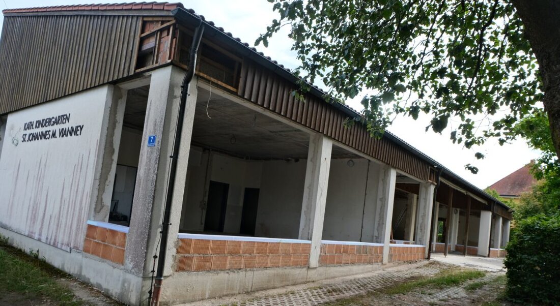 Floß. Die Erweiterung und Sanierung des Kindergartens St. Johannes Maria Vianney stockt. Fenstereinbau steht noch aus, der Bezug könnte statt heuer erst im Frühjahr/Sommer kommenden Jahres gelingen und Vereine bleiben ausgelagert.