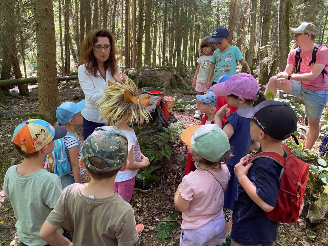 Schirmitz. Auf märchenhafter Spurensuche im Lerautal erlebten 32 Kinder des Obst- und Gartenbauvereins Schirmitz mit Geoparkrangerin Eva Ehmann Natur, Wölfe und Sagen hautnah. Höhepunkt waren Goldwaschen und Edelsteinsieben.
