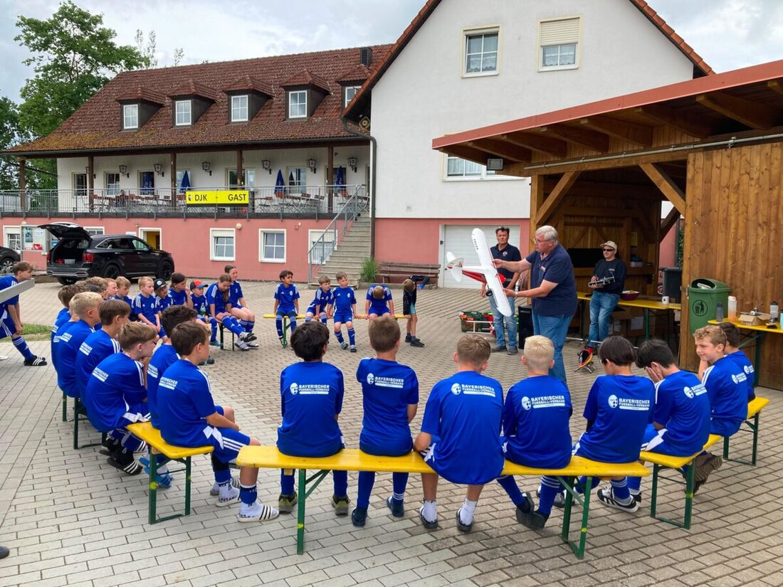 Neustadt/WN. Drei Tage Spiel, Spaß und Fußball pur. Erneut war die BFV-Ferien-Fußballschule der DJK – der größte Verein der Stadt bietet dieses Mitmach-Angebot schon seit vielen Jahren in den Pfingstferien – für mehr als 30 Nachwuchskicker im Alter von sechs bis zwölf Jahren ein tolles Erlebnis.