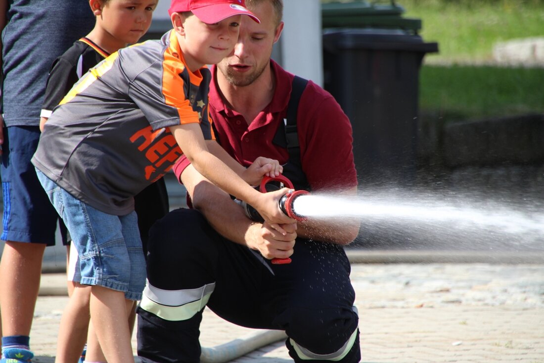 Kulmain. Die Vorfreude der 14 Kinder auf die Feuerwehr Kulmain war groß: Mit ihren Eltern besuchten die Kinder mit dem Ferienprogramm das Feuerwehrhaus und ließen sich von 1. Vorstand Georg Redl und den [&hellip;]