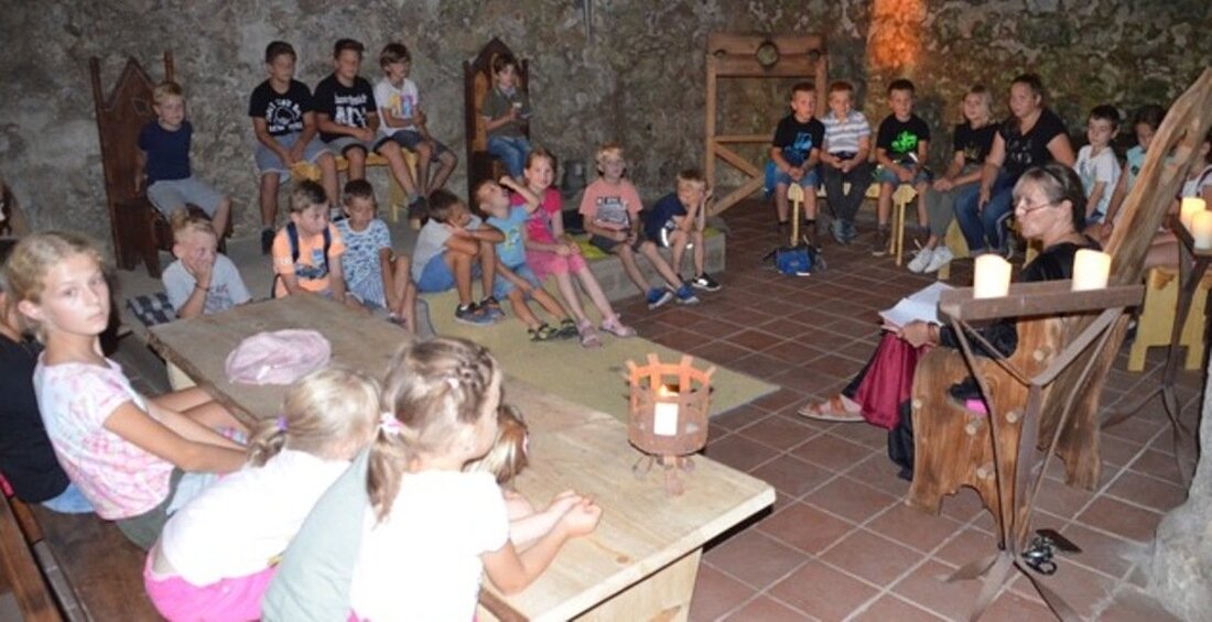 Leuchtenberg. Ein dunkler Ritterraum, Kerzenschein und mystische Geschichte – das sind die perfekten Voraussetzungen für einen sagenhaften Abend voller Magie und Überraschungen.  Von Sieglinde Schärtl  Dunkel ist es in der [&hellip;]