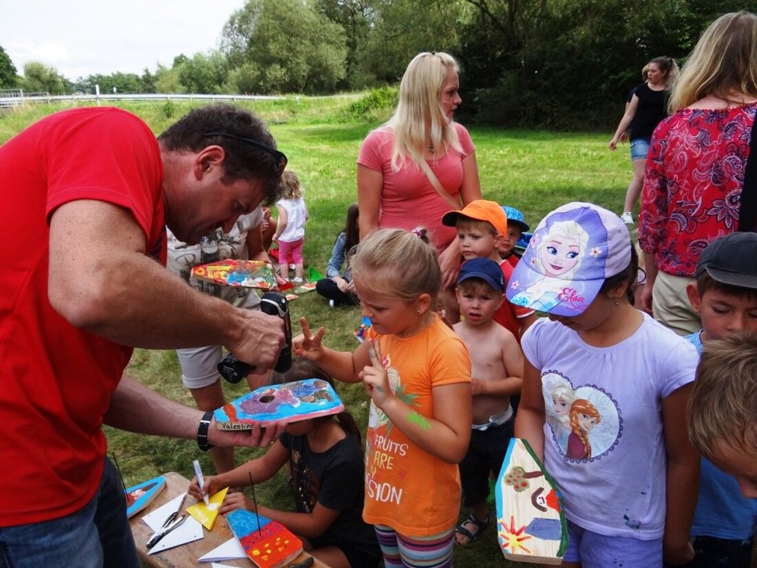 Luhe-Wildenau. Über vierzig Kinder waren gekommen, um an der Aktion der Siedlergemeinschaft Luhe e. V. am Ferienprogramm von Luhe-Wildenau teilzunehmen. Auf einer Wiese am Ortseingang von Luhe, direkt am Bach Luhe, [&hellip;]