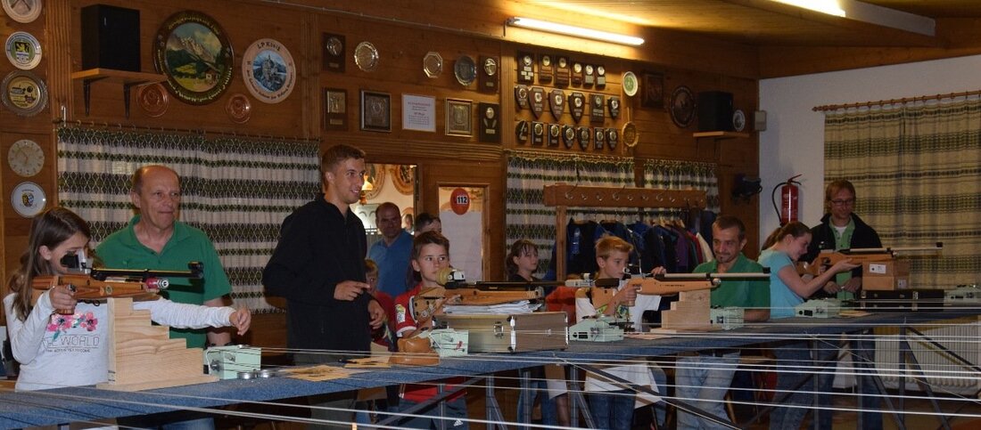 Waldthurn. Insgesamt 20 Kinder und Jugendliche kamen zum Gaudi- und Preisschießen im Rahmen des Ferienprogrammes ins Waldthurner Schützenhaus.  Von Tanja Pflaum Unterteilt in zwei Gruppen – Nichtschützen und Aktive – hatten [&hellip;]