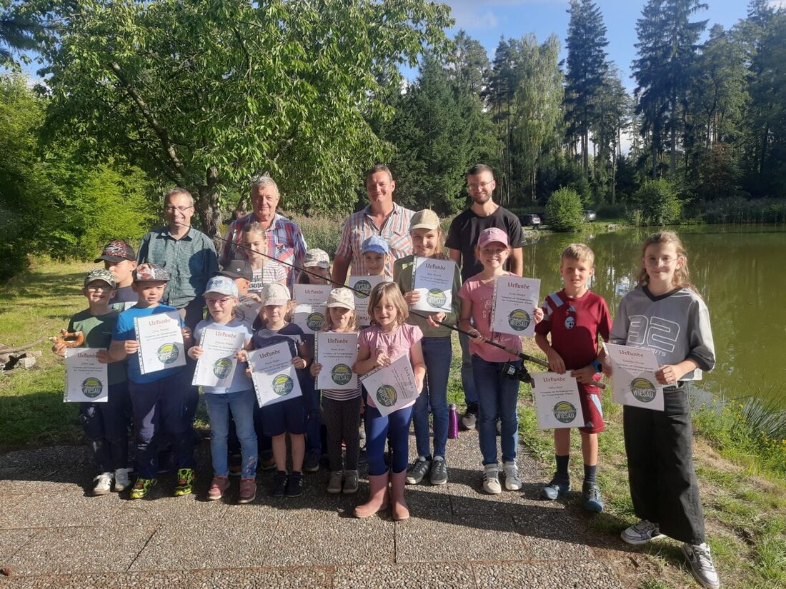 Wiesau. Beim Ferienprogramm am 6. September 2025 begeisterte der Fischereiverein 15 Kinder fürs Angeln, vermittelte Respekt für Natur und Fische und feierte zahlreiche Fänge samt Brotzeit.