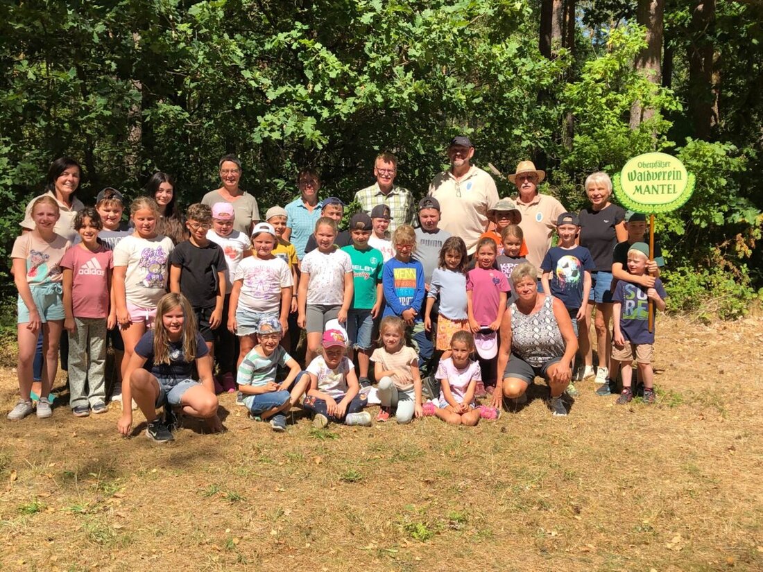 Mantel. Mit einer spannenden Naturtour durch Wald und Moor hat der Oberpfälzer Waldverein 30 Ferienkinder begeistert. Spiele, Basteln, Wissen über Tiere und Pflanzen und ein starkes Helferteam sorgten für strahlende Gesichter.