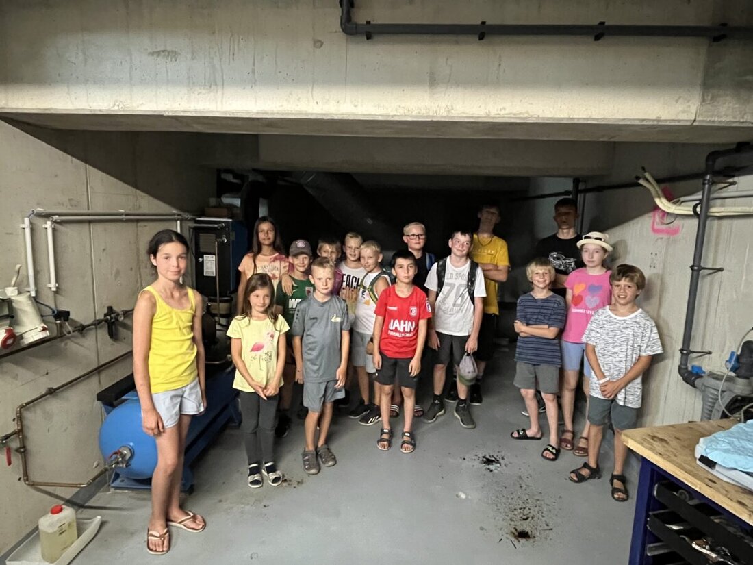 Burglengenfeld. Im Rahmen des Sommerferienprogramms erkundeten Teilnehmer den Untergrund des Bulmare Bades. Sie lernten die Technik hinter dem Schwimmbad kennen und bekamen als Abschluss ein Eis.