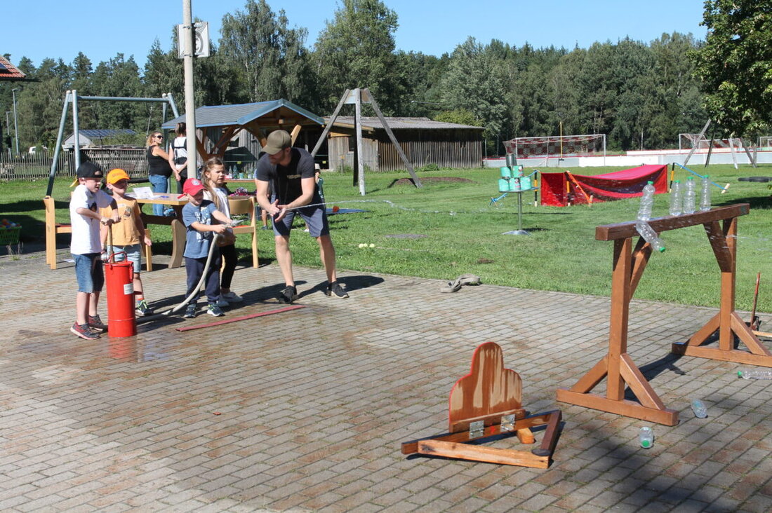 Waidhaus. Am 1. August startet das Ferienprogramm für Schüler mit einem Erlebnistag auf dem Bauernhof. Organisiert von Elisabeth Träger-Greß und Magdalena Mensch, umfasst es diverse Aktionen bis zum 5. September.