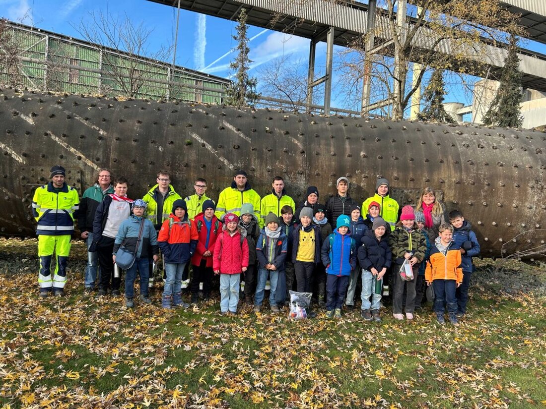 Burglengenfeld. Am Buß- und Bettag lud das Zementwerk erneut Kinder und Jugendliche zu einem abwechslungsreichen Ferientag ein. Führung, Turmblick und eine Rallye vermittelten Industriekultur und Berufsorientierung mit Spaß.