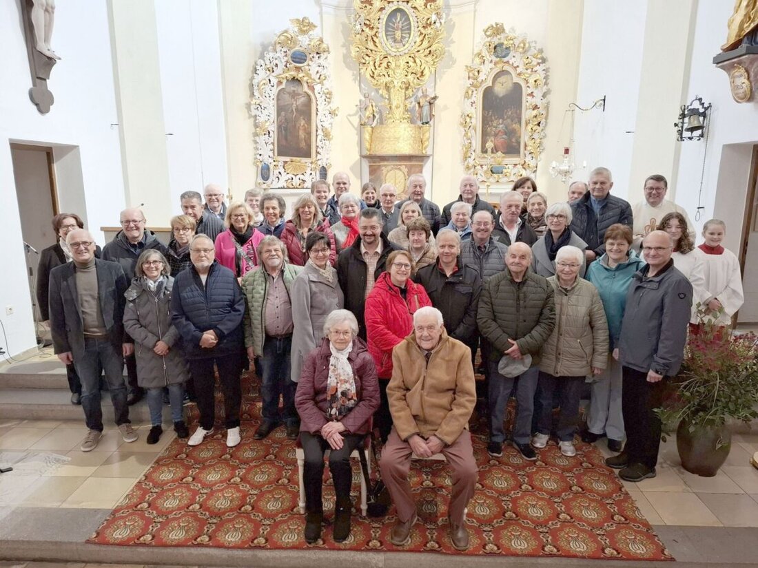 Eslarn. In der Pfarrkirche Mariä Himmelfahrt feierten 20 Ehepaare mit Dankgottesdienst Jubiläen von 25 bis 70 Ehejahren. Pfarrer Klösel segnete sie. Im Pfarrheim Marien schloss ein Beisammensein mit Urkunden und Präsenten an.