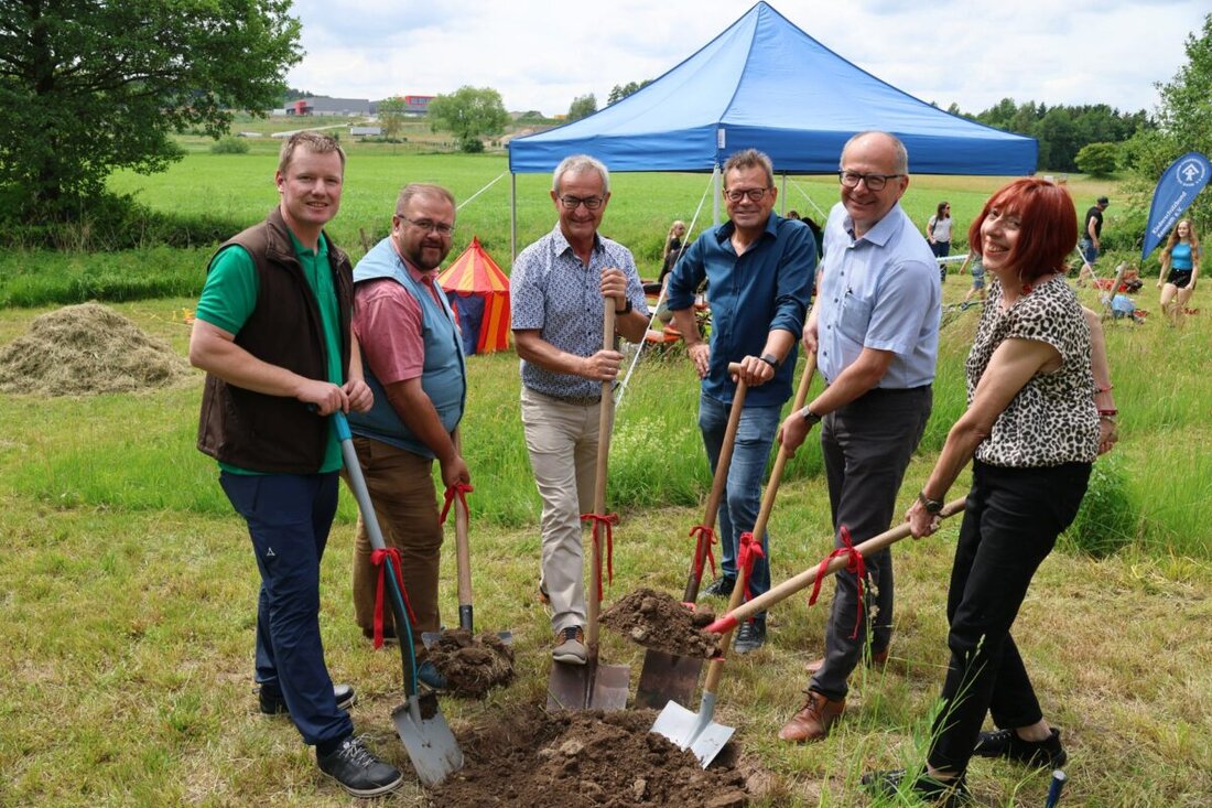 Kemnath. Der Obst- und Gartenbauverein Kemnath und der Bienenzuchtverein Kemnath und Umgebung feierten gemeinsam das 20-jährige Bestehen des OGV-Gartens. Mit von der Partie war auch der Kinderschutzbund. Damit wurde es wieder ein gelungenes Fest für alle Generationen.