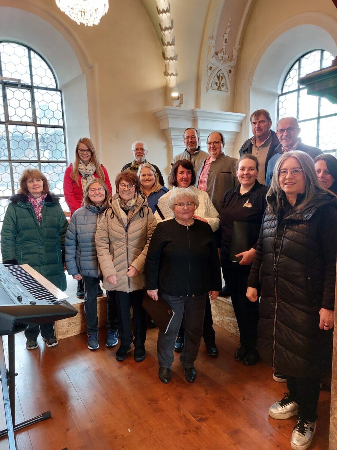 Plößberg. In der katholischen Kirche feierten am 26. Oktober 2025 zahlreiche Ehepaare einen festlichen Gottesdienst mit Segnung und erneuertem Versprechen. Aus der Pfarrei kamen 25 Paare, teils seit 35 bis 60 Jahren verheiratet.